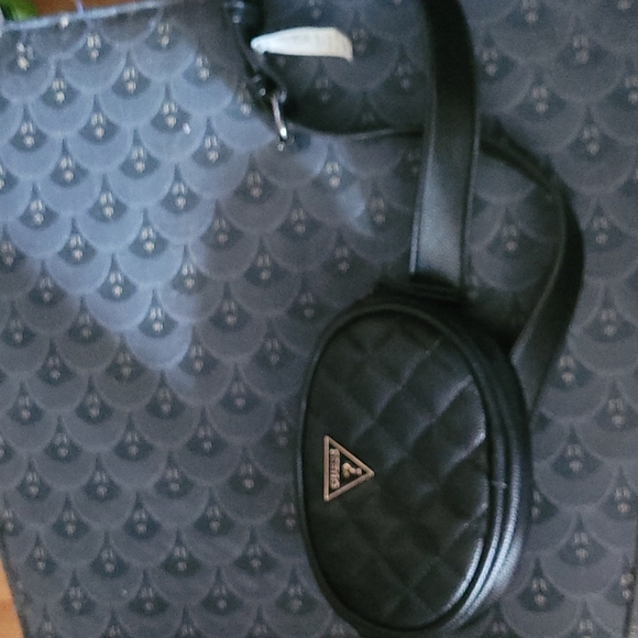 GUESS belt bag, unisex, bought at Niagara Falls Outlet - Picture 1 of 3